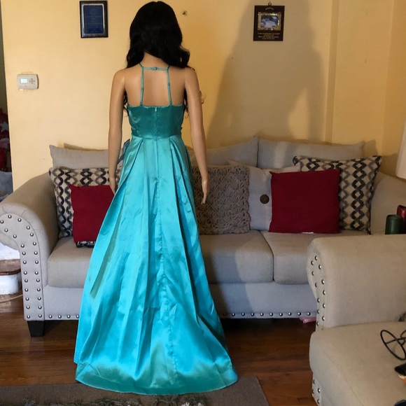 Elegant formal wear - Picture 4 of 4